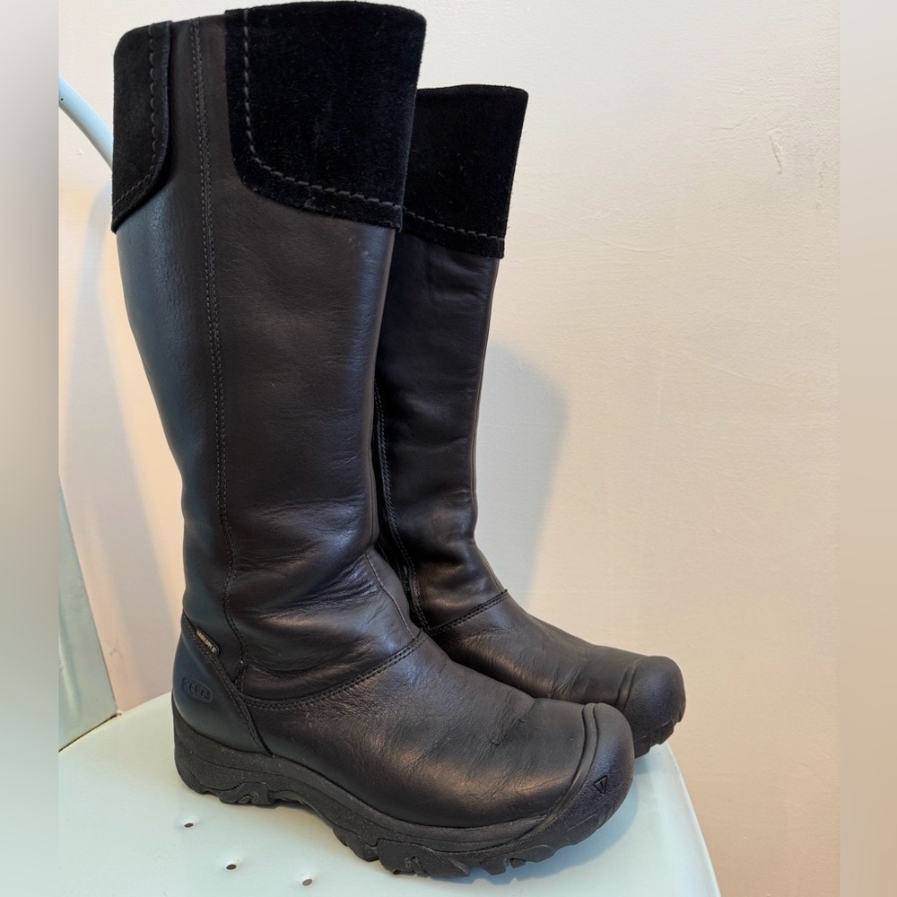KEEN LAKEN HIGH BOOTS Size 8 in Black Leather